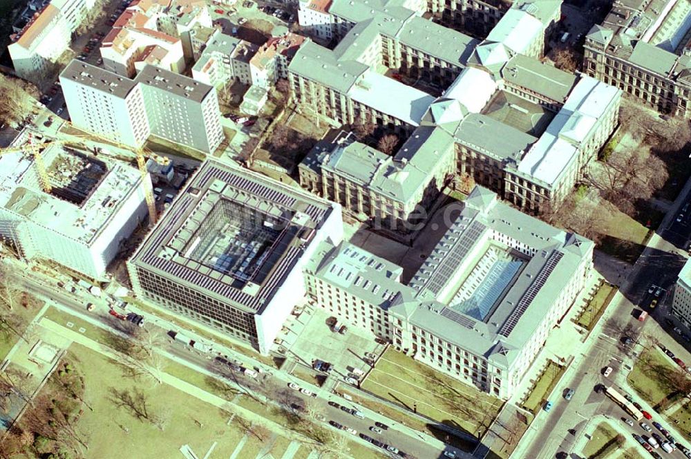 Berlin aus der Vogelperspektive: Gebäude Landwirtschaftsministeriums an der Invalidenstraße in Berlin-Mitte, dem ehem sitz des DDR-Bergbauministeriums