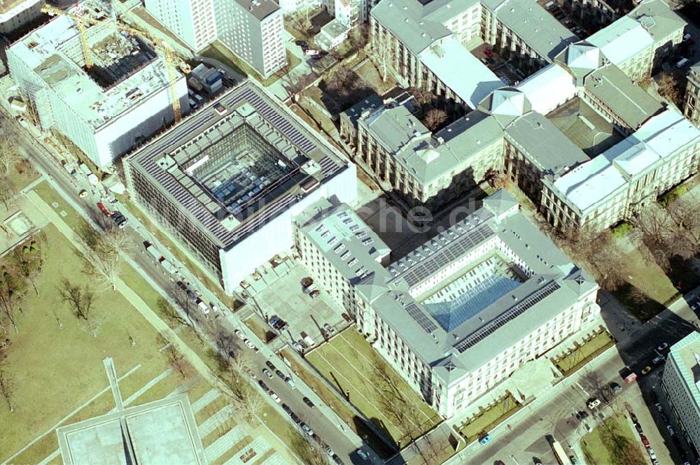 Luftbild Berlin - Gebäude Landwirtschaftsministeriums an der Invalidenstraße in Berlin-Mitte, dem ehem sitz des DDR-Bergbauministeriums