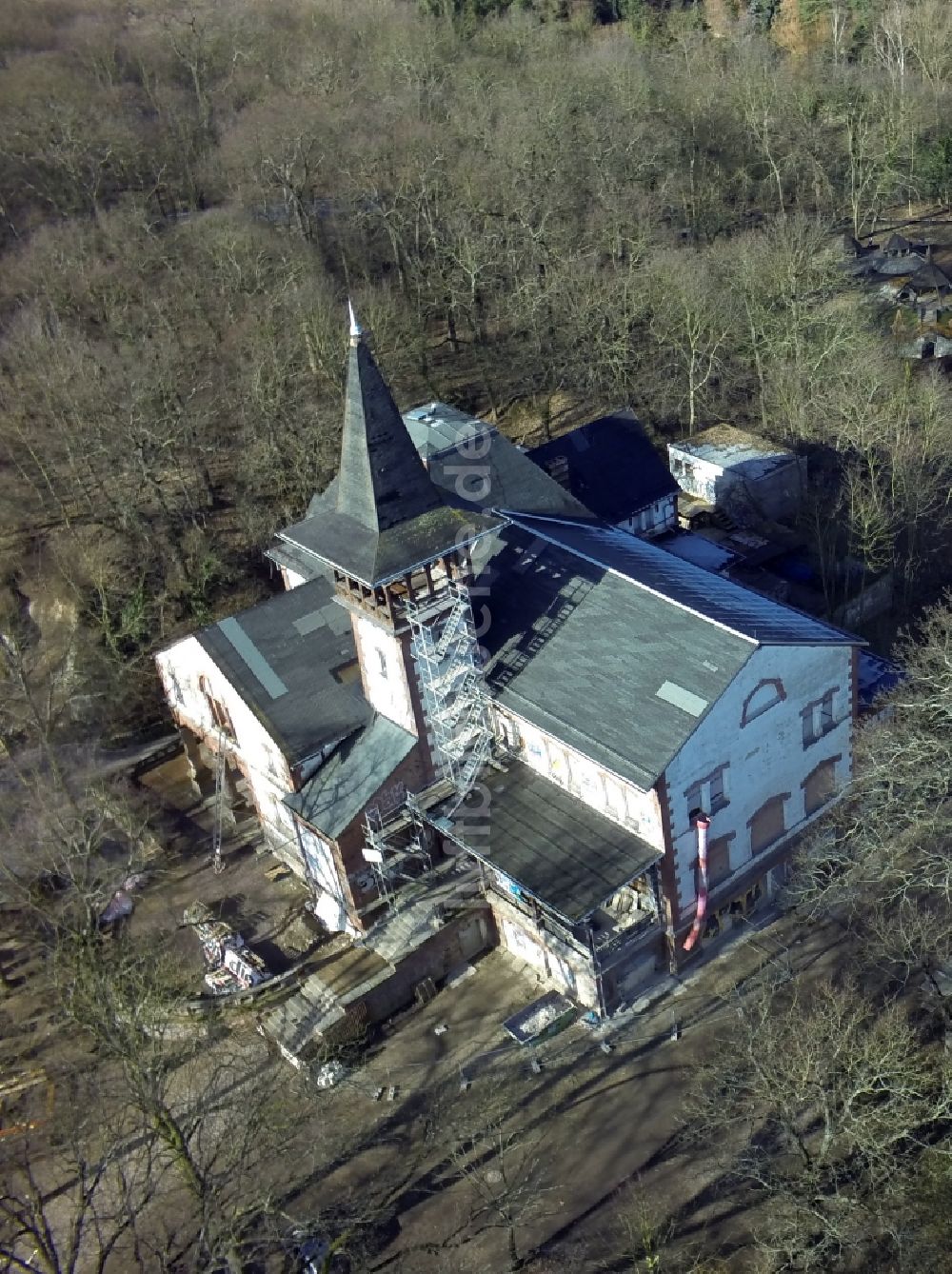 Halle / Saale aus der Vogelperspektive: Gebäude des leerstehenden Pionierhaus in Halle (Saale) in Sachsen-Anhalt