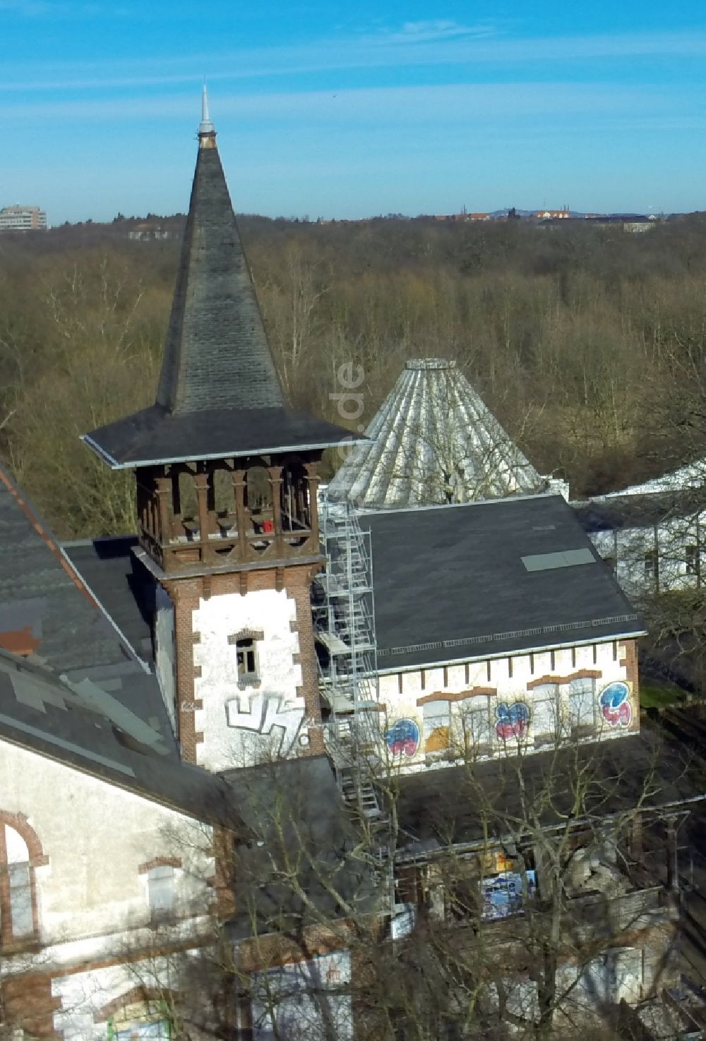 Luftaufnahme Halle / Saale - Gebäude des leerstehenden Pionierhaus in Halle (Saale) in Sachsen-Anhalt