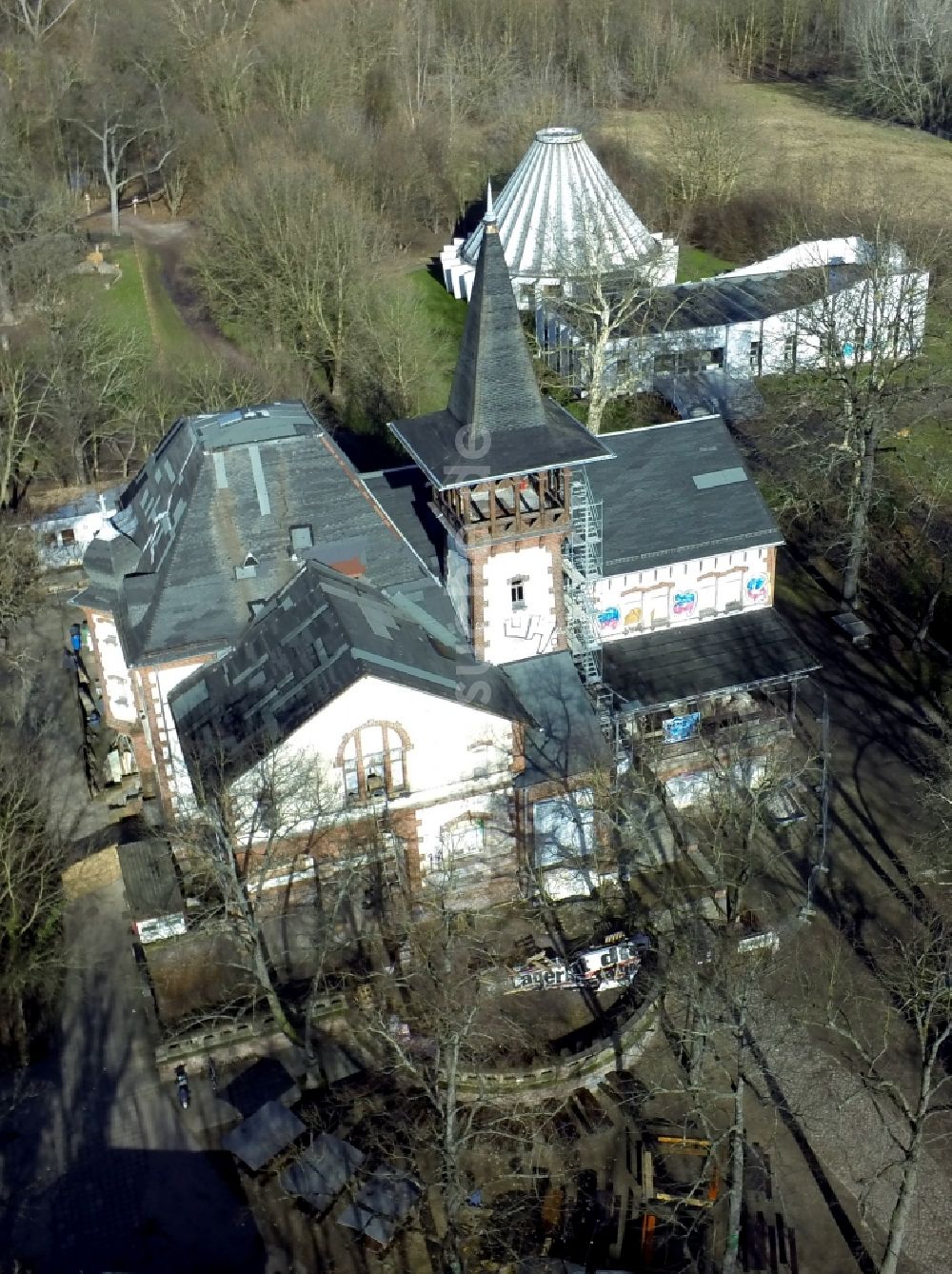 Halle / Saale aus der Vogelperspektive: Gebäude des leerstehenden Pionierhaus in Halle (Saale) in Sachsen-Anhalt