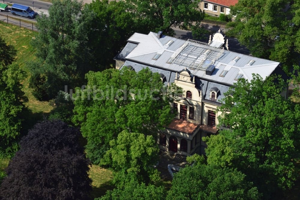 Luftbild Werneuchen - Gebäude des leerstehenden Schloss Werneuchen im Schloßpark der gleichnamigen Stadt im Bundesland Brandenburg