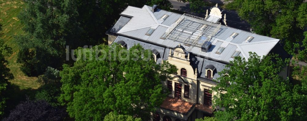 Luftaufnahme Werneuchen - Gebäude des leerstehenden Schloss Werneuchen im Schloßpark der gleichnamigen Stadt im Bundesland Brandenburg