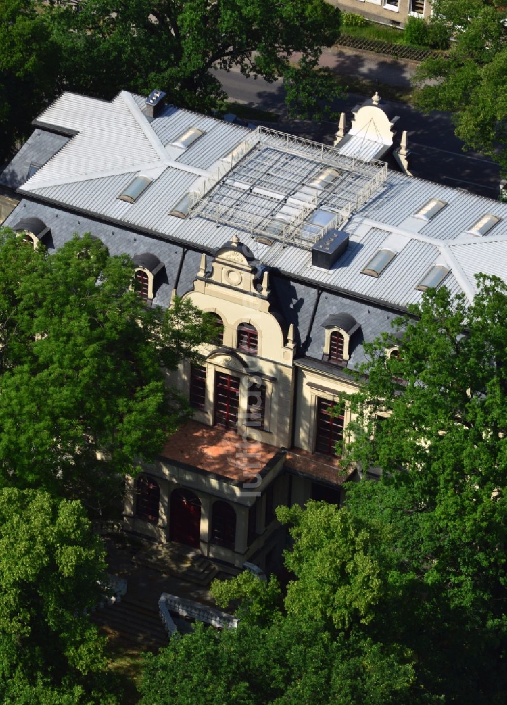 Werneuchen von oben - Gebäude des leerstehenden Schloss Werneuchen im Schloßpark der gleichnamigen Stadt im Bundesland Brandenburg