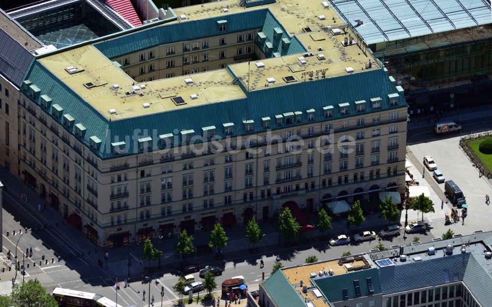 Luftbild Berlin - Gebäude des Luxus - Hotel Adlon der Kempinski Gruppe am Pariser Platz in Berlin Mitte