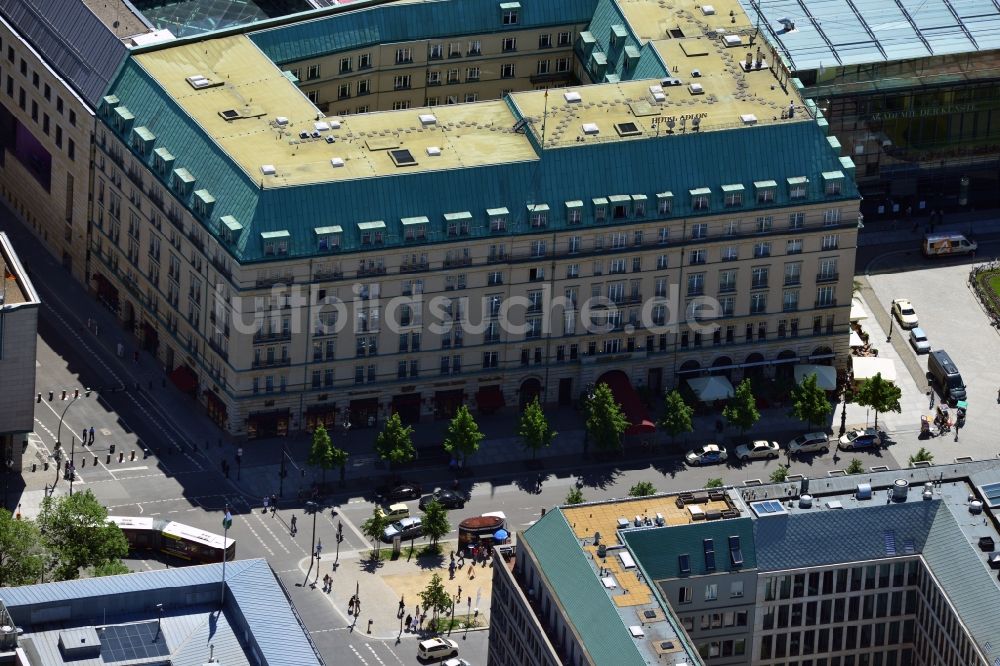 Luftaufnahme Berlin - Gebäude des Luxus - Hotel Adlon der Kempinski Gruppe am Pariser Platz in Berlin Mitte