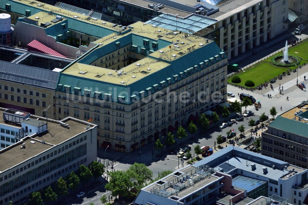 Berlin aus der Vogelperspektive: Gebäude des Luxus - Hotel Adlon der Kempinski Gruppe am Pariser Platz in Berlin Mitte