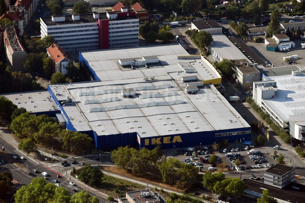 Berlin aus der Vogelperspektive: Gebäude des Möbelmarkt der IKEA Einrichtungshaus Berlin-Spandau in Berlin