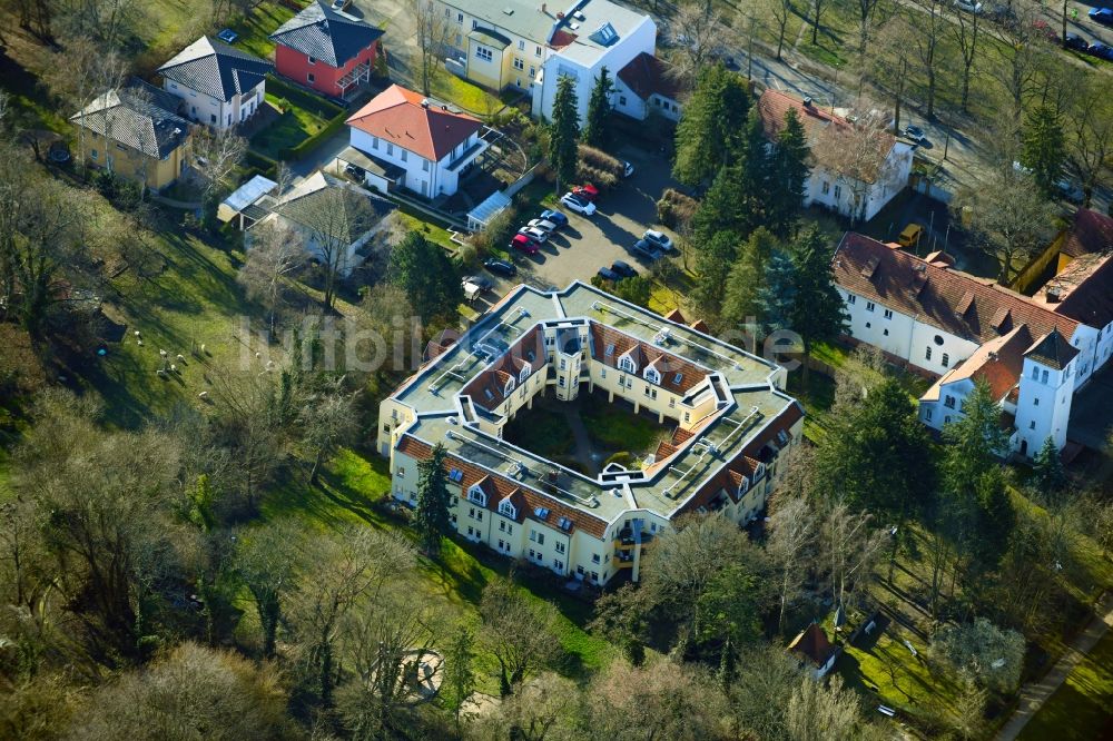 Luftbild Berlin - Gebäude eines Mehrfamilien- Wohnhauses Alt-Lankwitz im Ortsteil Lankwitz in Berlin, Deutschland