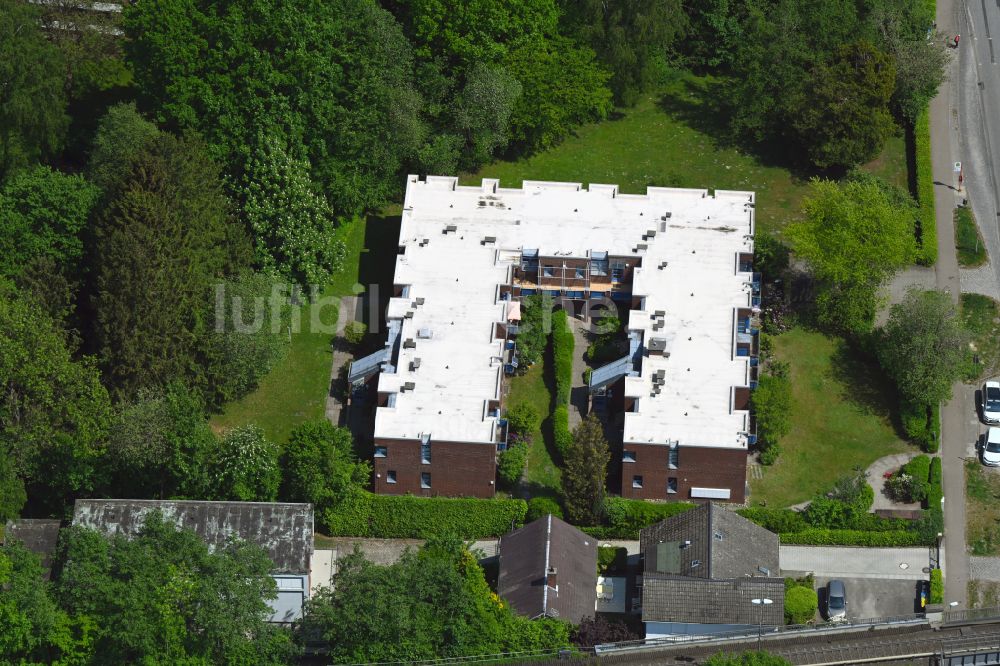 Luftbild Ammersbek - Gebäude eines Mehrfamilien- Wohnhauses an der Hamburger Straße in Ammersbek im Bundesland Schleswig-Holstein, Deutschland