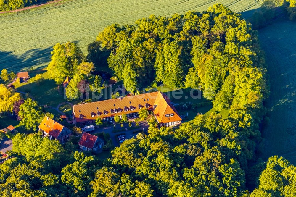 Münster aus der Vogelperspektive: Gebäude eines Mehrfamilien- Wohnhauses des Hof Pröbsting mit Bauernhaus und Fachwerkspeicher an der Pröbstingstraße im Ortsteil Handorf in Münster im Bundesland Nordrhein-Westfalen, Deutschland