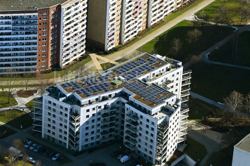 Berlin von oben - Gebäude eines Mehrfamilien- Wohnhauses im Ortsteil Marzahn in Berlin, Deutschland