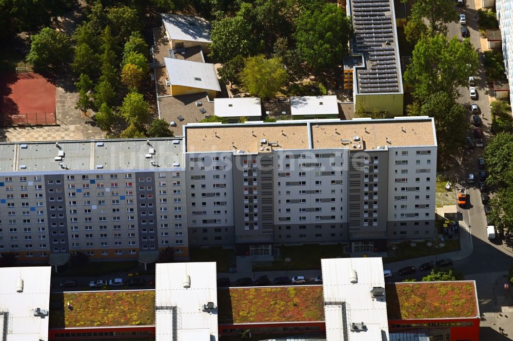 Berlin von oben - Gebäude eines Mehrfamilien- Wohnhauses Otto-Schmirgal-Straße Ecke Erieseering im Ortsteil Lichtenberg in Berlin, Deutschland