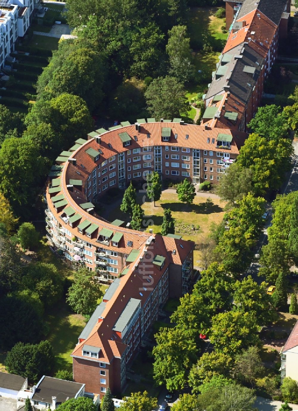 Hamburg von oben - Gebäude eines Mehrfamilien- Wohnhauses an der Richardstraße im Ortsteil Uhlenhorst in Hamburg, Deutschland