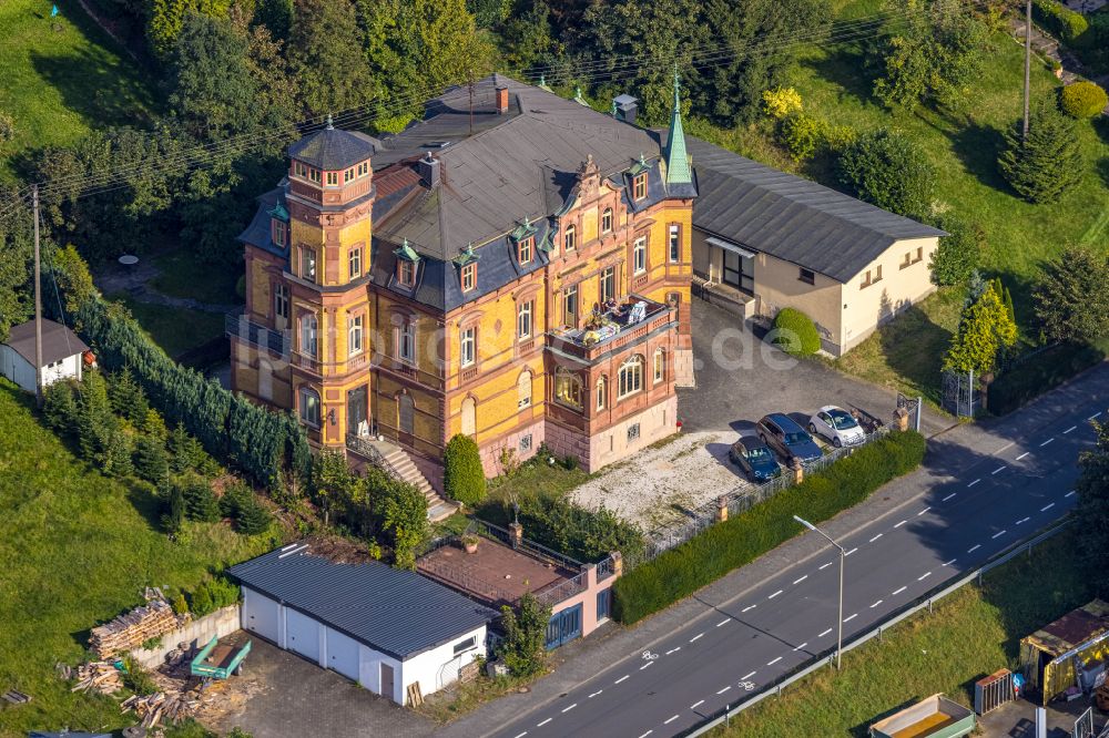 Luftaufnahme Hilchenbach - Gebäude eines Mehrfamilien- Wohnhauses - Villa in Hilchenbach im Bundesland Nordrhein-Westfalen, Deutschland