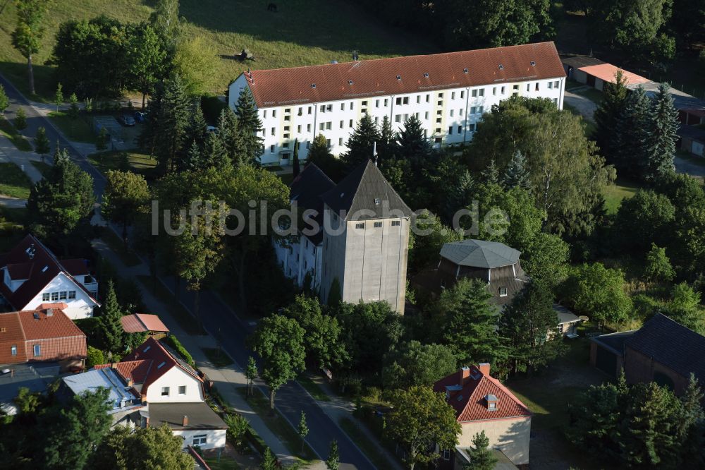 Luftaufnahme Werneuchen - Gebäude eines Mehrfamilien- Wohnhauses in Werneuchen im Bundesland Brandenburg, Deutschland