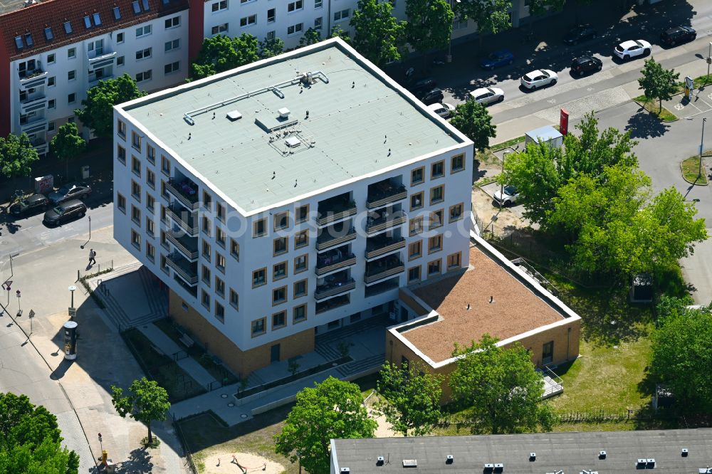 Luftbild Berlin - Gebäude eines Mehrfamilien- Wohnhauses Wohnen an der Drachenwiese im Ortsteil Köpenick in Berlin, Deutschland