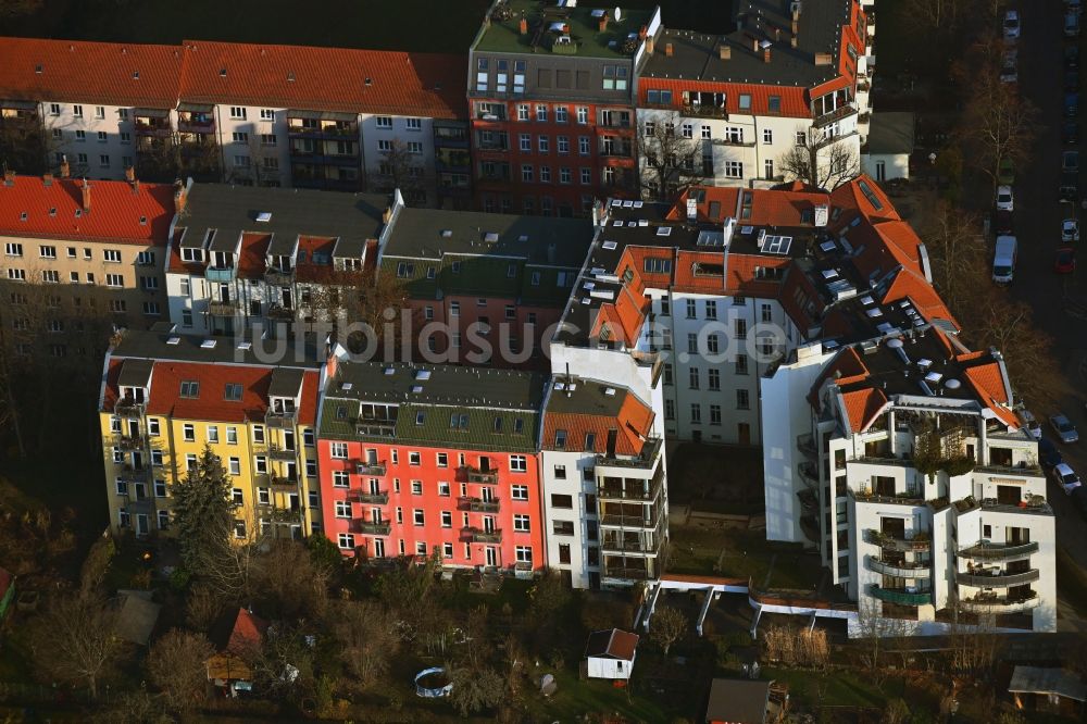 Berlin von oben - Gebäude eines Mehrfamilien- Wohnhauses Wolfshagener Straße Ecke Mendelstraße im Ortsteil Pankow in Berlin, Deutschland