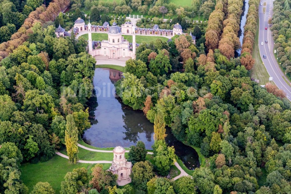 Schwetzingen aus der Vogelperspektive: Gebäude der Moschee bzw. des maurischen Tempels und Harems im Schlossgarten mit Teich in Schwetzingen im Bundesland Baden-Württemberg, Deutschland