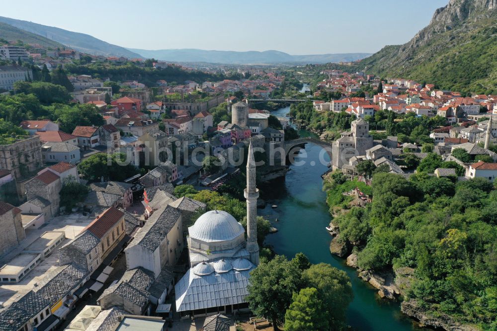 Mostar aus der Vogelperspektive: Gebäude der Moschee Koski Mehmed Pasha Mosque in Mostar in Federacija Bosne i Hercegovine, Bosnien und Herzegowina