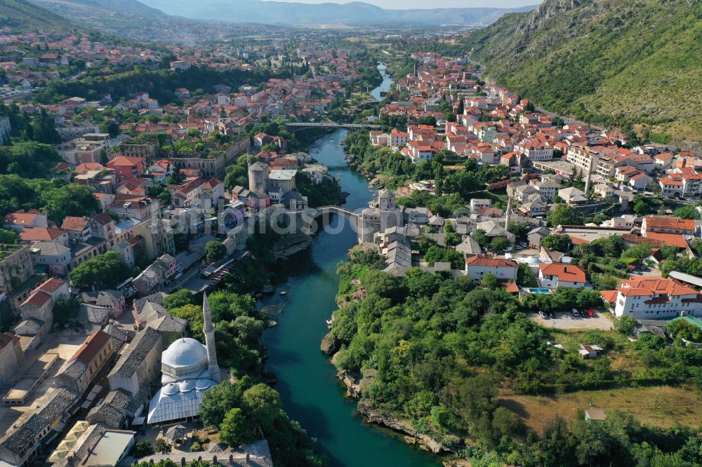 Luftaufnahme Mostar - Gebäude der Moschee Koski Mehmed Pasha Mosque in Mostar in Federacija Bosne i Hercegovine, Bosnien und Herzegowina