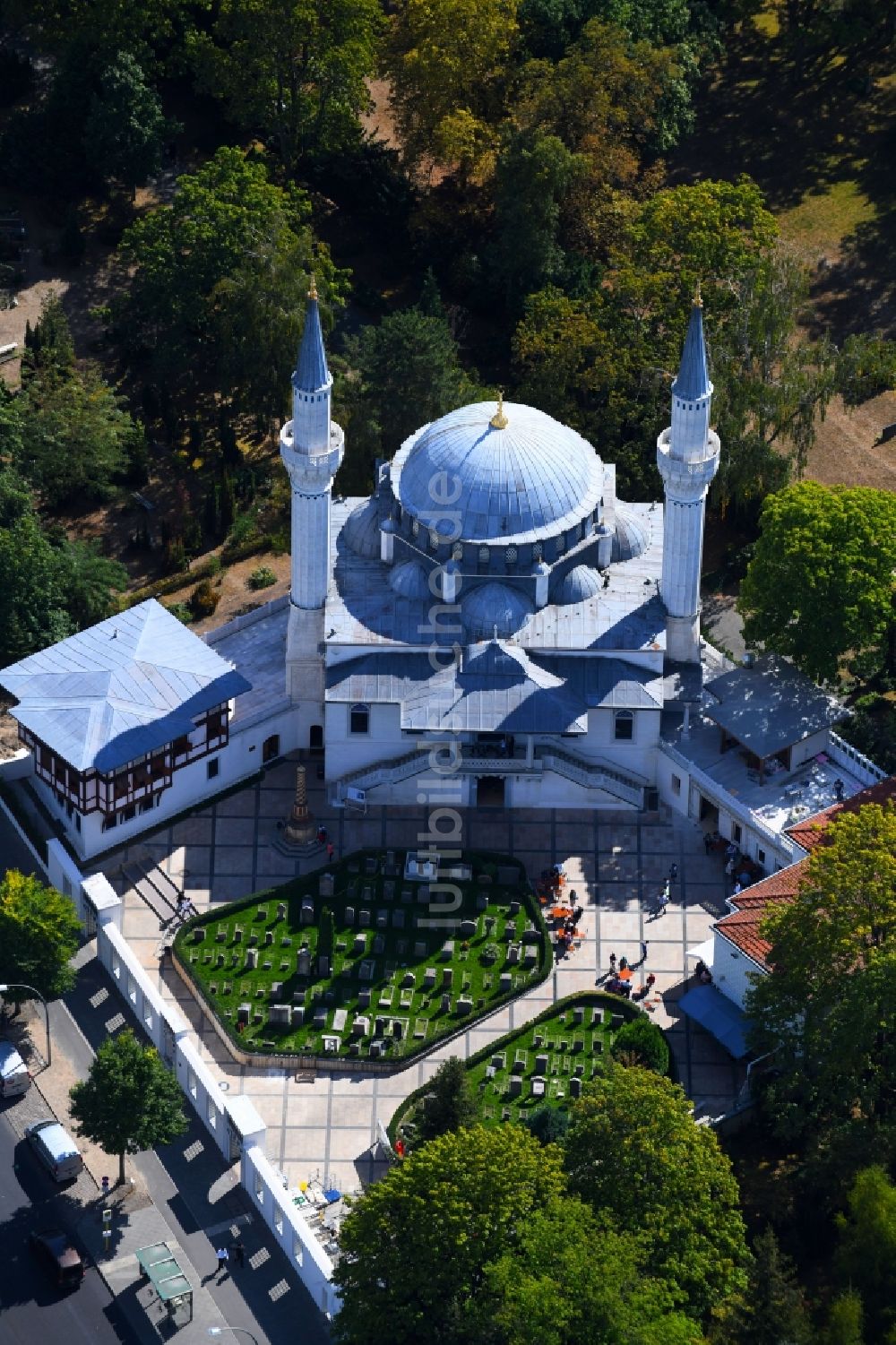 Berlin von oben - Gebäude der Moschee Sehitlik Camii am Columbiadamm im Ortsteil Neukölln in Berlin, Deutschland