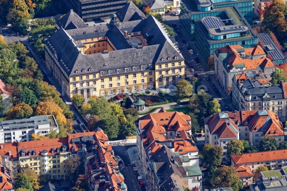 Luftaufnahme München - Gebäude der Munich Re Versicherung im Stadtteil Schwabing in München im Bundesland Bayern