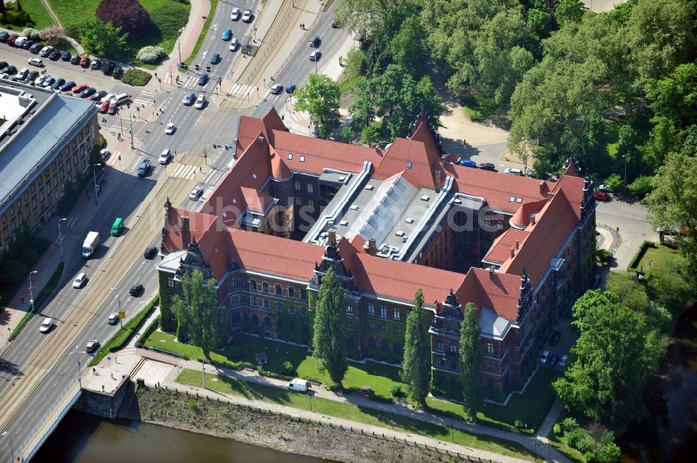 Luftaufnahme WROCLAW - BRESLAU - Gebäude des Nationalmuseum am Ufer der Oder in Breslau / Wroclaw in Polen