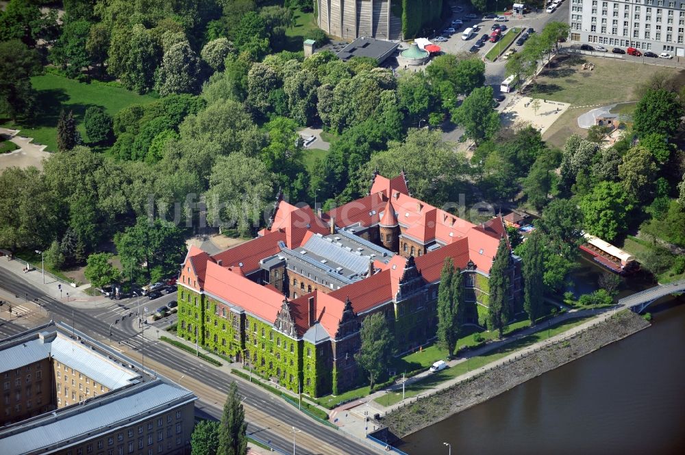 WROCLAW - BRESLAU von oben - Gebäude des Nationalmuseum am Ufer der Oder in Breslau / Wroclaw in Polen