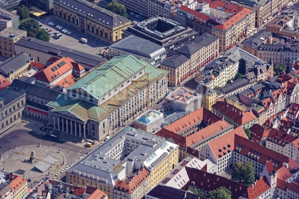 Luftaufnahme München - Gebäude des Nationaltheaters am Max-Joseph-Platz in München im Bundesland Bayern