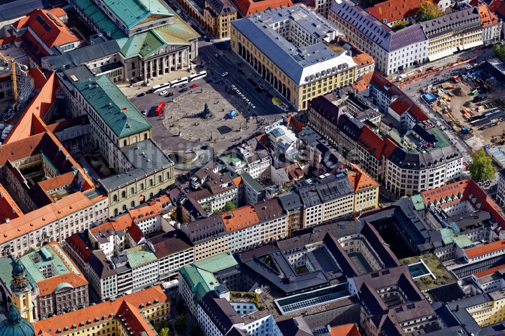 München von oben - Gebäude des Nationaltheaters am Max-Joseph-Platz in München im Bundesland Bayern