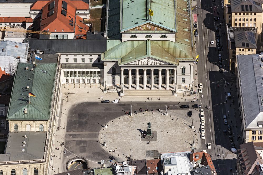 München von oben - Gebäude des Nationaltheaters am Max-Joseph-Platz in München im Bundesland Bayern