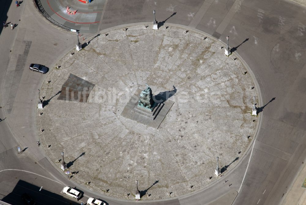 Luftbild München - Gebäude des Nationaltheaters am Max-Joseph-Platz in München im Bundesland Bayern