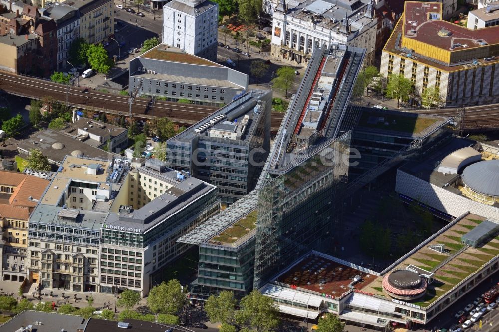 Luftaufnahme Berlin - Gebäude des Neuen Kranzler Eck in der City West am Kudamm Kurfürstendeamm Ecke Joachimstaler Straße in Berlin - Charlottenburg