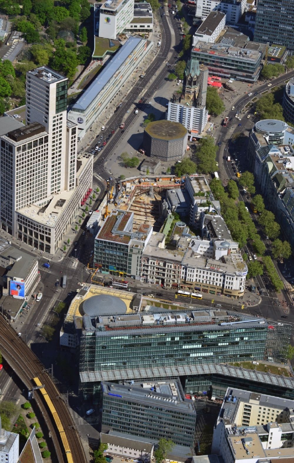 Luftbild Berlin - Gebäude des Neuen Kranzler Eck in der City West am Kudamm Kurfürstendeamm Ecke Joachimstaler Straße in Berlin - Charlottenburg