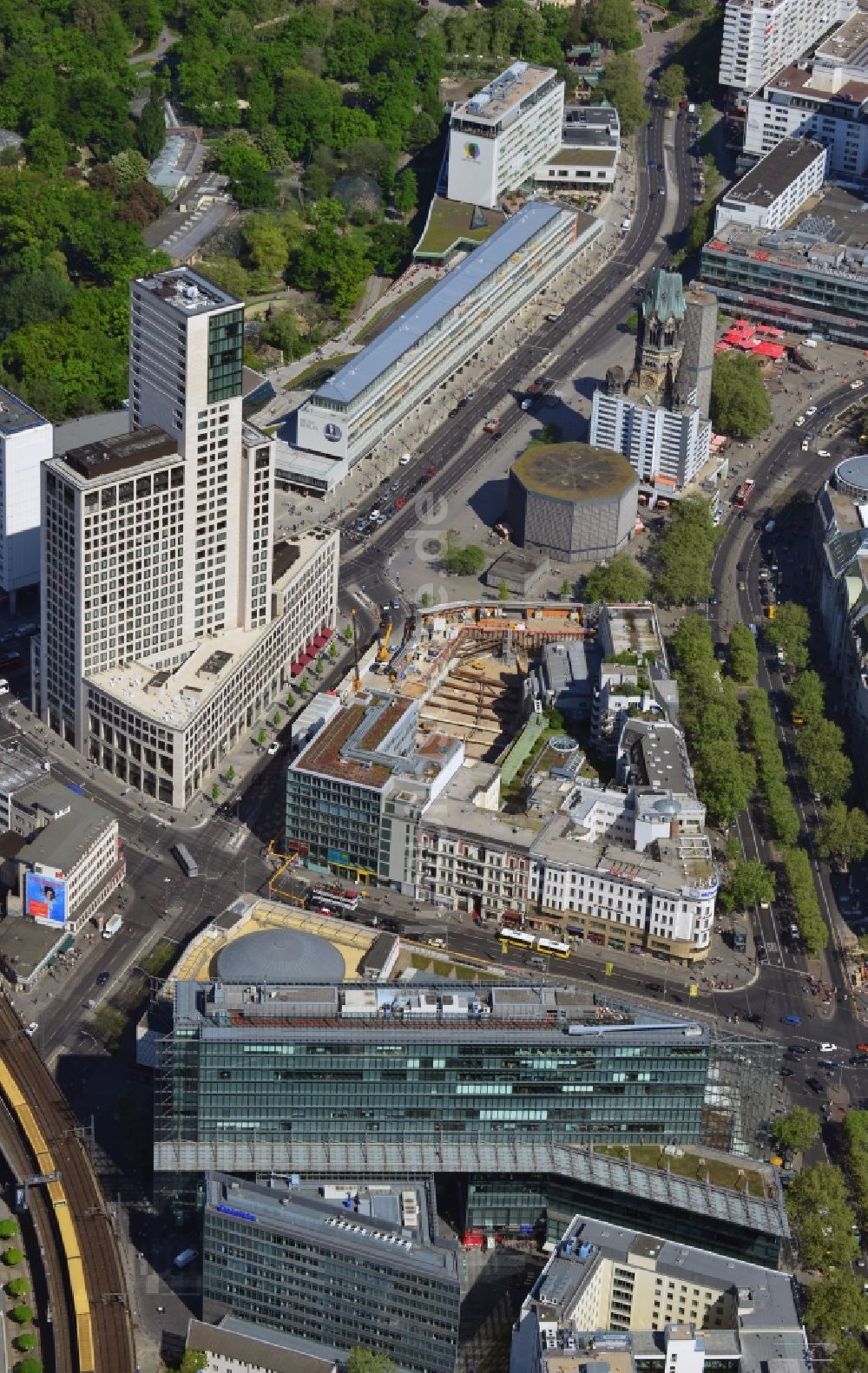 Luftaufnahme Berlin - Gebäude des Neuen Kranzler Eck in der City West am Kudamm Kurfürstendeamm Ecke Joachimstaler Straße in Berlin - Charlottenburg