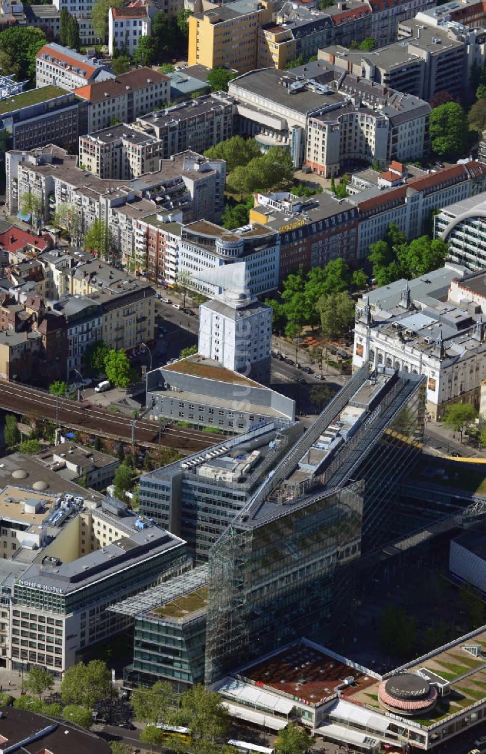 Berlin von oben - Gebäude des Neuen Kranzler Eck in der City West am Kudamm Kurfürstendeamm Ecke Joachimstaler Straße in Berlin - Charlottenburg