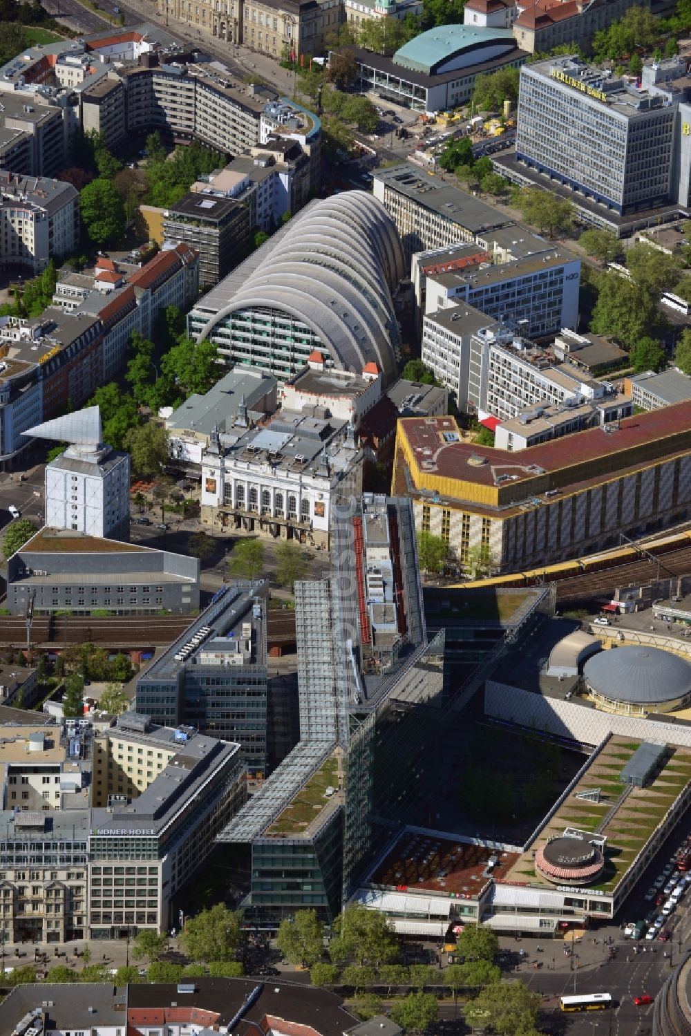 Luftaufnahme Berlin - Gebäude des Neuen Kranzler Eck in der City West am Kudamm Kurfürstendeamm Ecke Joachimstaler Straße in Berlin - Charlottenburg