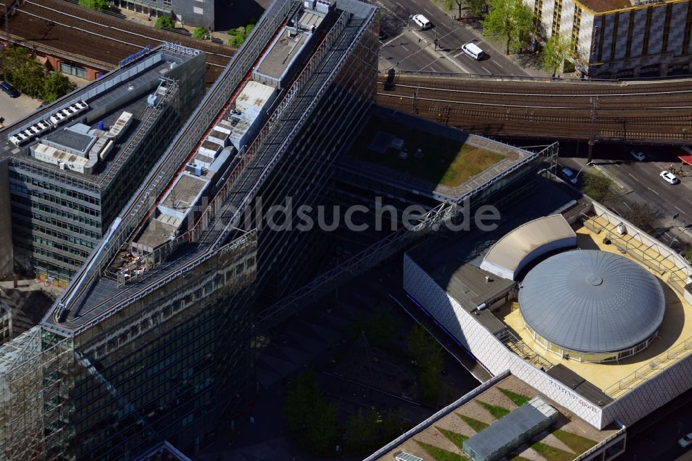 Berlin aus der Vogelperspektive: Gebäude des Neuen Kranzler Eck in der City West am Kudamm Kurfürstendeamm Ecke Joachimstaler Straße in Berlin - Charlottenburg