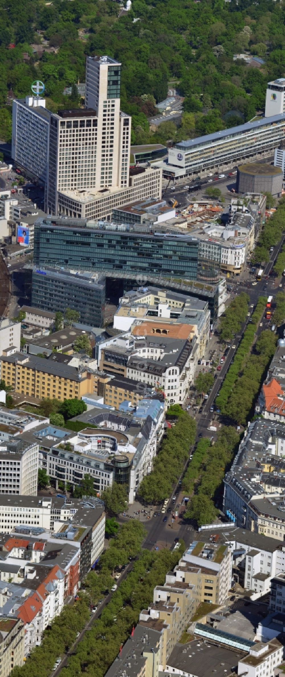 Berlin aus der Vogelperspektive: Gebäude des Neuen Kranzler Eck in der City West am Kudamm Kurfürstendeamm Ecke Joachimstaler Straße in Berlin - Charlottenburg