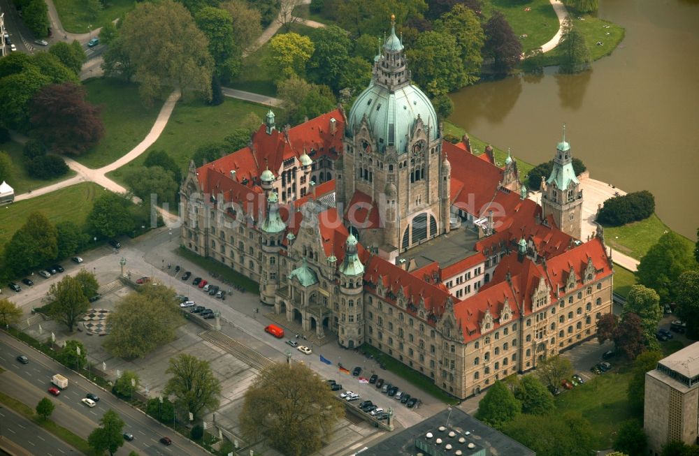 Luftbild Hannover - Gebäude des Neuen Rathaus am Maschpark am Maschsee in der Landeshauptstadt Hannover im Bundesland Niedersachsen