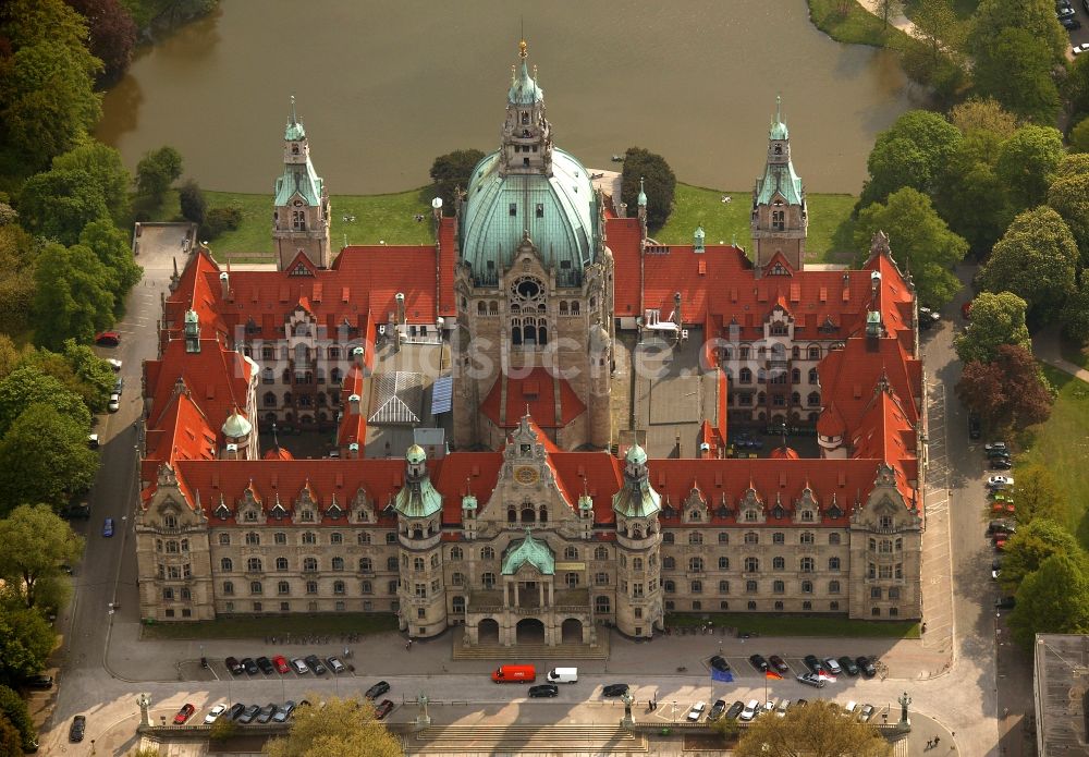 Hannover von oben - Gebäude des Neuen Rathaus am Maschpark am Maschsee in der Landeshauptstadt Hannover im Bundesland Niedersachsen