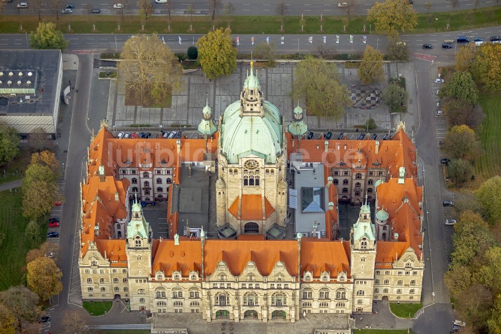 Hannover aus der Vogelperspektive: Gebäude des Neuen Rathaus am Maschpark am Maschsee in der Landeshauptstadt Hannover im Bundesland Niedersachsen