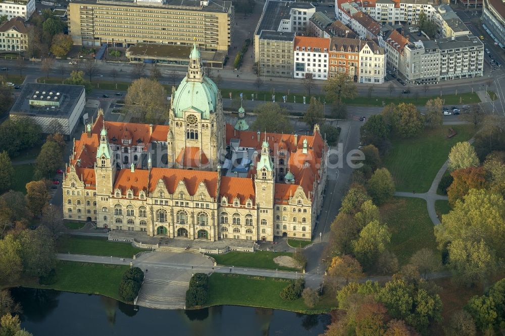 Luftbild Hannover - Gebäude des Neuen Rathaus am Maschpark am Maschsee in der Landeshauptstadt Hannover im Bundesland Niedersachsen