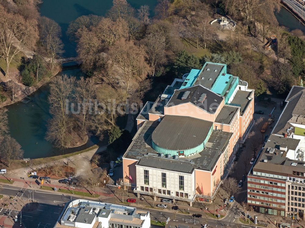 Luftaufnahme Düsseldorf - Gebäude des Opernhauses Düsseldorf mit dem danebenliegenden Hofgarten in Düsseldorf im Bundeland Nordrhein-Westfalen