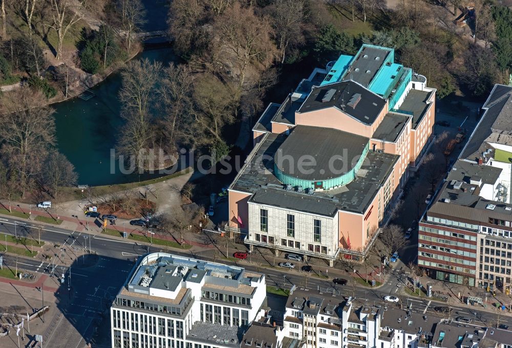 Düsseldorf von oben - Gebäude des Opernhauses Düsseldorf mit dem danebenliegenden Hofgarten in Düsseldorf im Bundeland Nordrhein-Westfalen