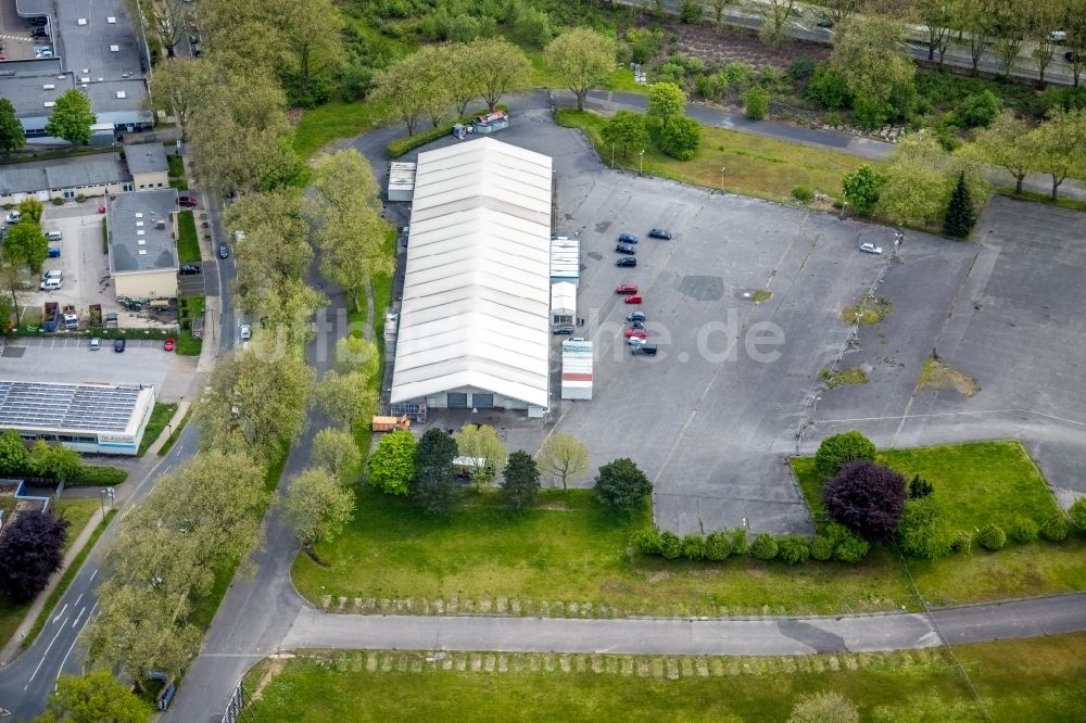 Essen von oben - Gebäude des Outlet Stores MEDION Fabrikverkauf in Essen im Bundesland Nordrhein-Westfalen, Deutschland