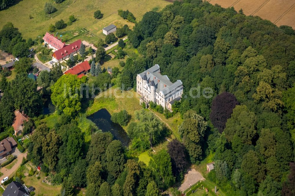 Penzlin von oben - Gebäude und Parkanlagen des ehemaligen Gutshauses und Herrenhauses Mallin in Penzlin im Bundesland Mecklenburg-Vorpommern