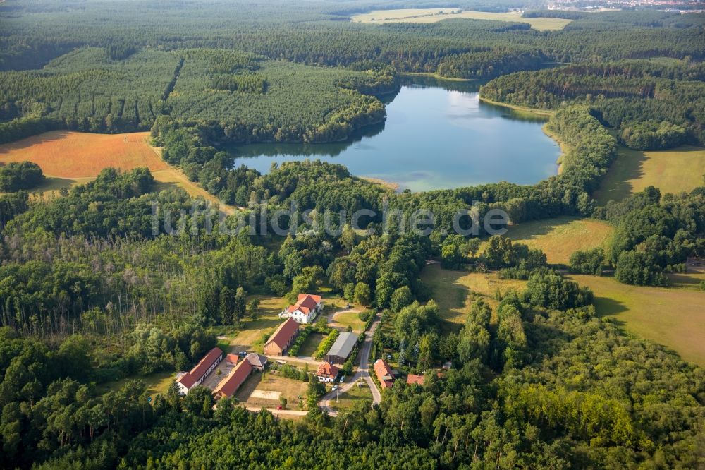 Neu-Drosedow aus der Vogelperspektive: Gebäude und Parkanlagen des Gutshauses Gut Drosedow in Neu-Drosedow im Bundesland Mecklenburg-Vorpommern