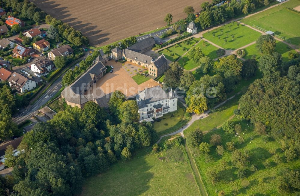 Luftaufnahme Holzwickede - Gebäude und Parkanlagen des Gutshauses Haus Opherdicke in Holzwickede im Bundesland Nordrhein-Westfalen, Deutschland